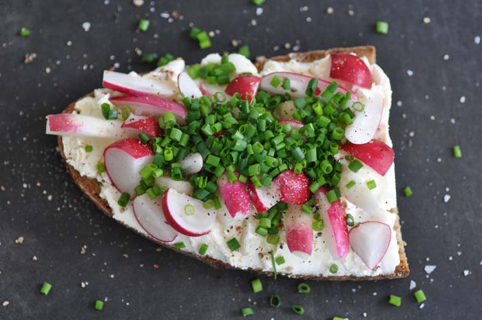 cream cheese, radish &amp; chive sandwich | Foodiesgarden