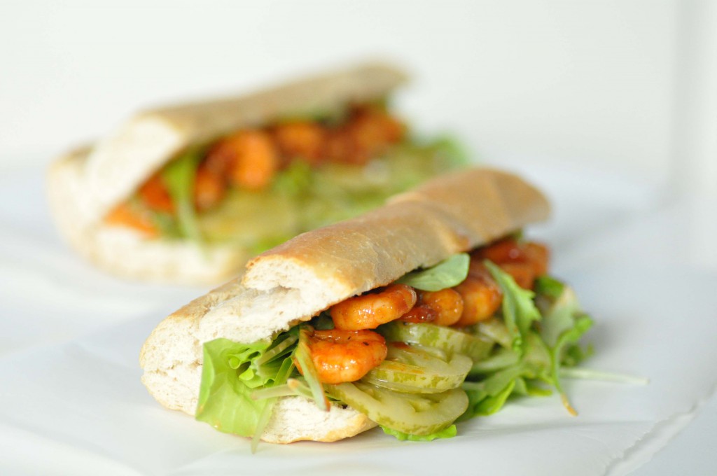 pickled green tomato po’boy with bbqshrimp // eingelegte grüne tomaten
