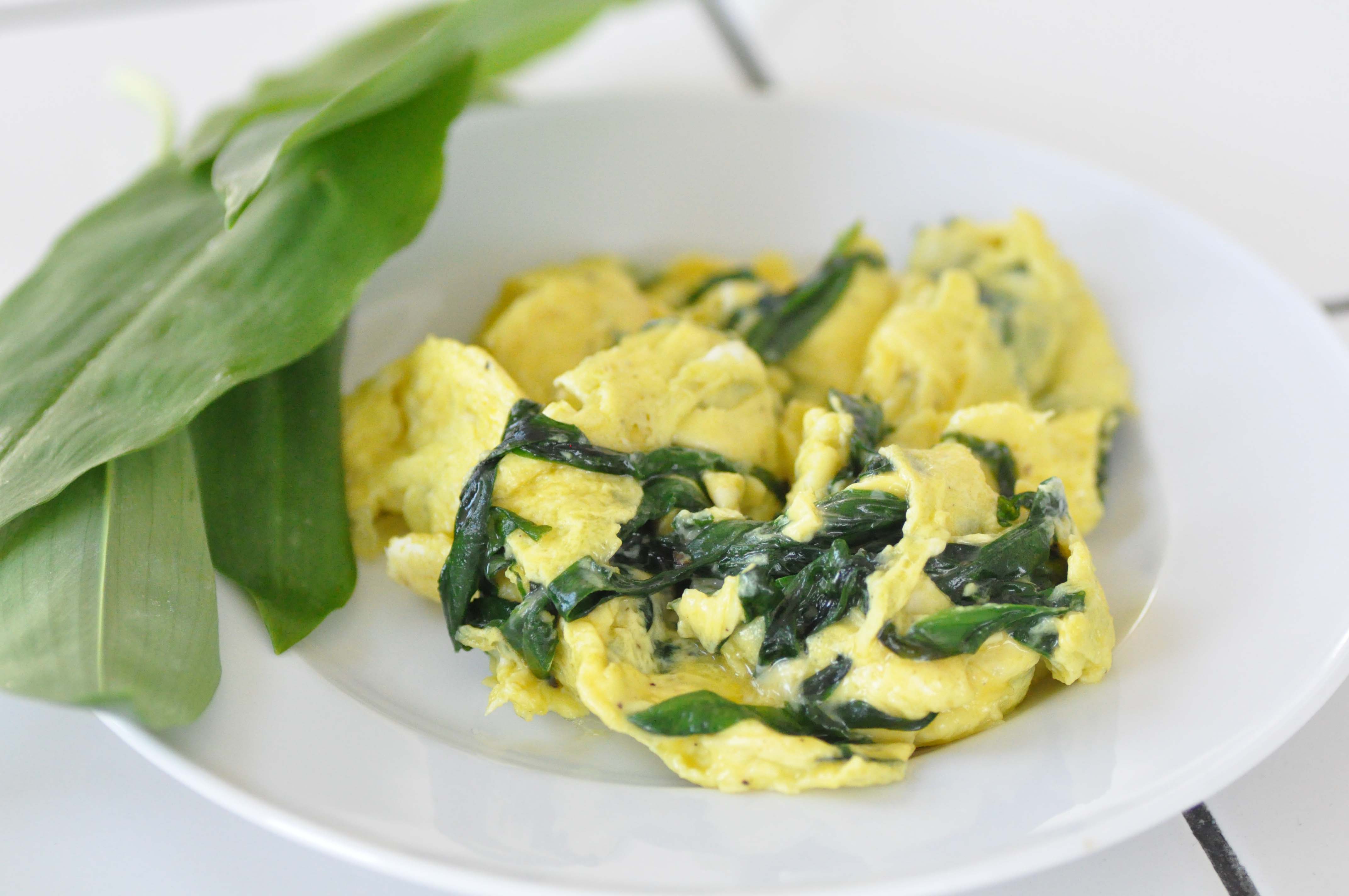 scrambled eggs with bear’s garlic // rührei mit bärlauch | Foodiesgarden